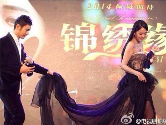  
Huỳnh Hiểu Minh tinh ý nâng váy cho đồng nghiệp nữ. (Ảnh: Weibo)