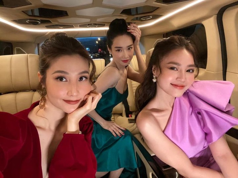Jessica Diễm chọn sắc đỏ rực rỡ với thiết kế khoét cổ sâu, Nhã Ca khoe đường cong với đầm 2 dây. (Ảnh: 24h)