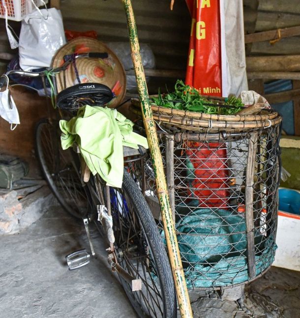  
Chiếc xe đạp thô sơ mà chị Nhạn dùng để bán hàng mỗi ngày. (Ảnh: Dân Trí)