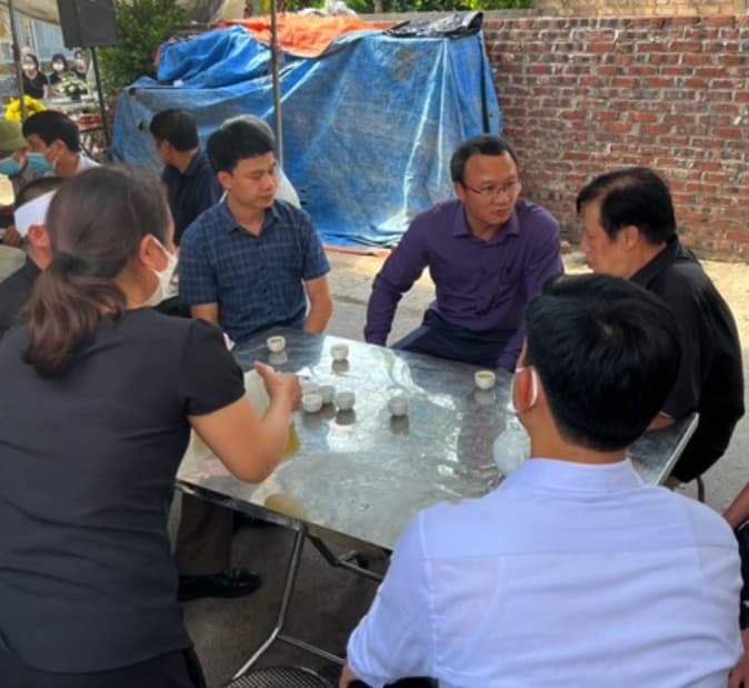  Ông Khuất Việt Hùng đã đến thăm hỏi gia đình các nạn nhân. (Ảnh: Báo Sức khoẻ và Đời sống)