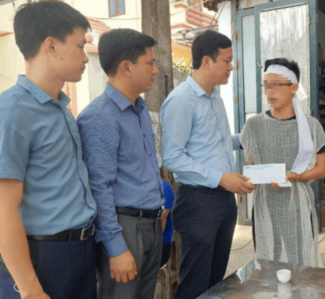  Lãnh đạo UBND tỉnh cùng đại diện Ban An toàn giao thông tỉnh Bắc Giang cũng có mặt để động viên gia đình nạn nhân. (Ảnh: Báo Giao thông)