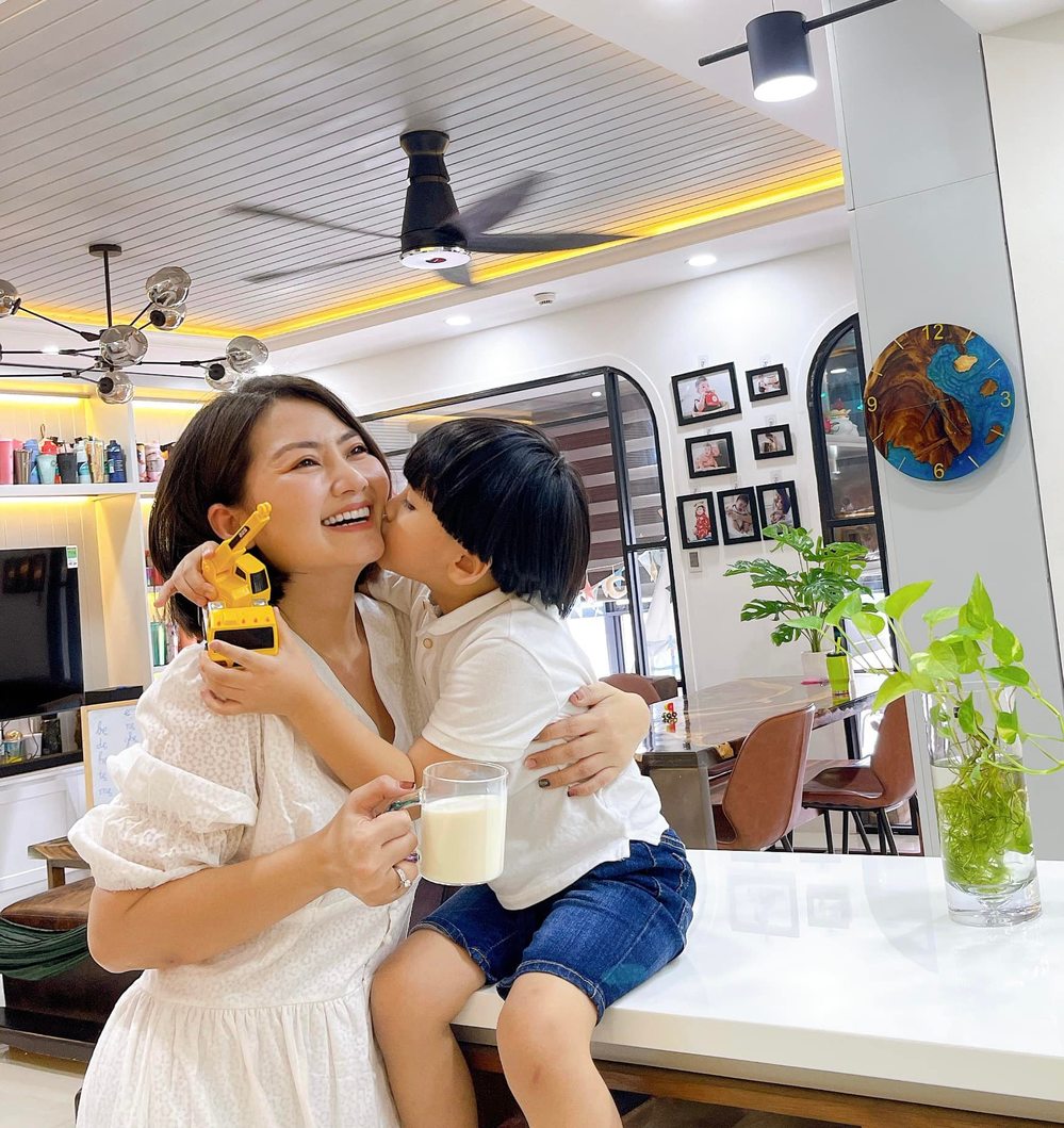  Bé Louis nhận được sự yêu thương của cả ba lẫn mẹ. (Ảnh: Ngọc Lan Nguyễn) - Tin sao Viet - Tin tuc sao Viet - Scandal sao Viet - Tin tuc cua Sao - Tin cua Sao