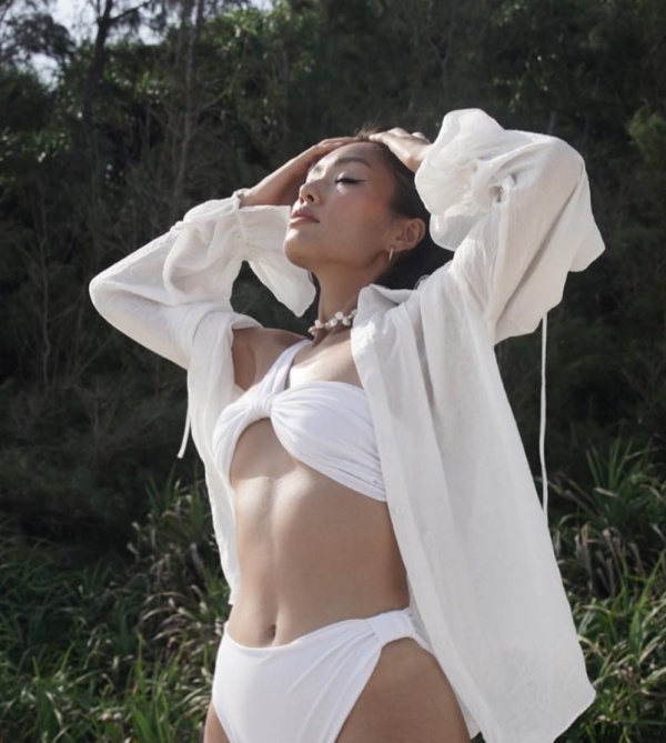  
Thảo Nhi Lê khoe làn da nâu khỏe khoắn trong thiết kế áo tắm màu trắng. (Ảnh: FB Thảo Nhi Lê)