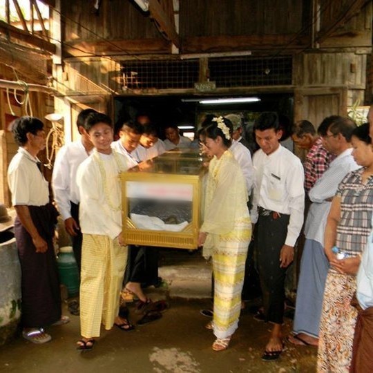  
Rất đông người có mặt tại lễ tang của cụ ông. (Ảnh: The Irrawaddy's Blog)