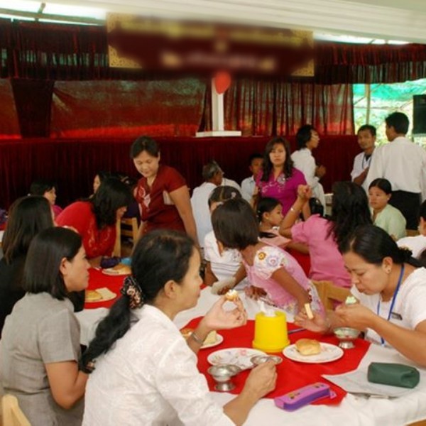  
Nơi tổ chức tiệc ăn mừng cũng là tại nhà tang lễ. (Ảnh: The Irrawaddy's Blog)