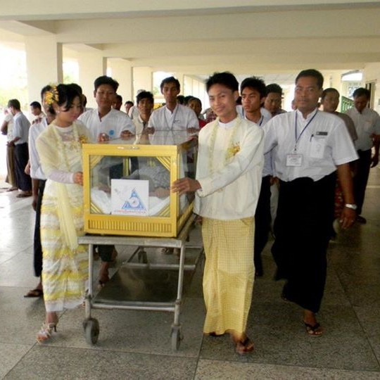  
Cặp đôi tiến hành đưa tang khi vẫn đang mặc lễ phục cưới. (Ảnh: The Irrawaddy's Blog)