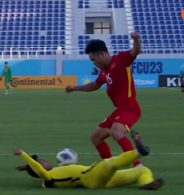  
Hậu vệ của U23 Malaysia phạm lỗi trong vòng cấm với cầu thủ Quang Nho. (Ảnh: chụp màn hình FPT Play)