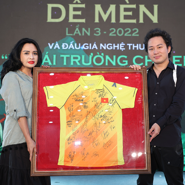  
Ca sĩ Thanh Lam và ca sĩ Tùng Dương đã thành công mang về chiếc áo đặc biệt với giá 83 triệu đồng. (Ảnh: Thể thao và Văn hóa) - Tin sao Viet - Tin tuc sao Viet - Scandal sao Viet - Tin tuc cua Sao - Tin cua Sao