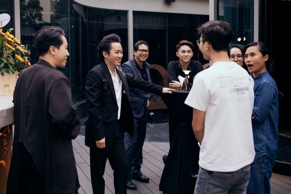  
Tùng Dương thân thiện giao lưu với khách mời tại họp báo ra mắt sản phẩm.
