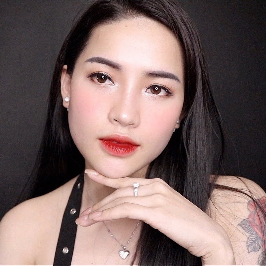 Theo Hà Linh, dùng những sản phẩm không rõ nguồn gốc và kém chất lượng chỉ làm giàu cho những người buôn bán không có tâm mà thôi. (Ảnh: YouTube Ha Linh Official)
Theo Hà Linh, dùng những sản phẩm không rõ nguồn gốc và kém chất lượng chỉ làm giàu cho những người buôn bán không có tâm mà thôi. (Ảnh: YouTube Ha Linh Official)