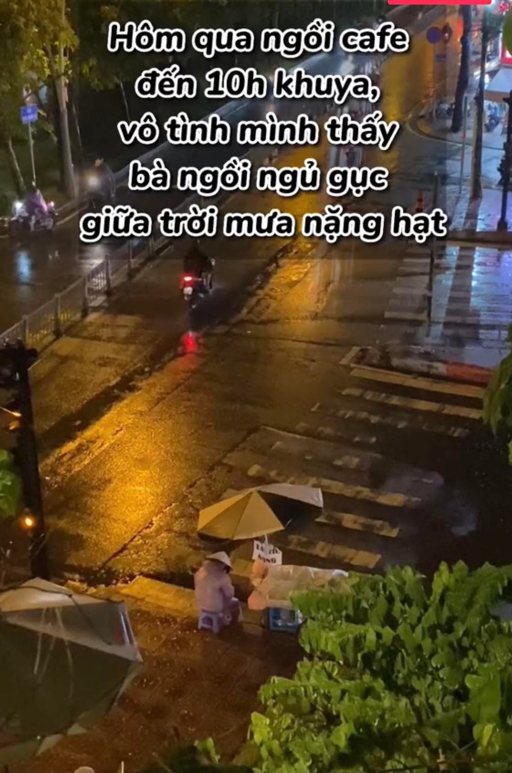 Xót xa hình ảnh bà cụ bán tàu hũ dưới trời đêm mưa lạnh ở Sài Gòn