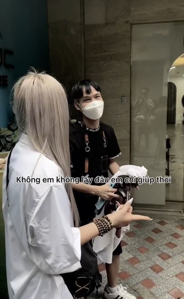    Có lẽ nhân viên quán cũng biết mục đích của N. nên không lấy tiền. (Ảnh: Chụp màn hình TikTok N.)