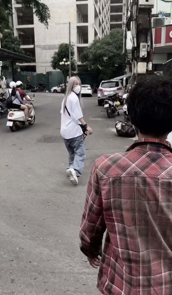    N. đưa người đàn ông lang thang đi cắt tóc. (Ảnh: Chụp màn hình TikTok N.)