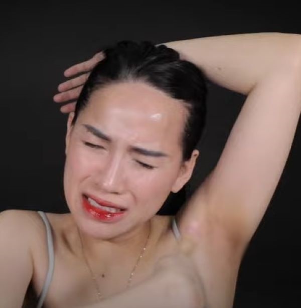 Hình ảnh thể hiện cảm xúc của Hà Linh ngay đầu video. (Ảnh: Chụp màn hình YouTube Ha Linh Official)
Hình ảnh thể hiện cảm xúc của Hà Linh ngay đầu video. (Ảnh: Chụp màn hình YouTube Ha Linh Official)