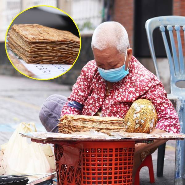 
Cụ bà Nguyễn Thị Lệ đi bán bánh chuối nướng ở tuổi U70. (Ảnh: Thanh Niên)