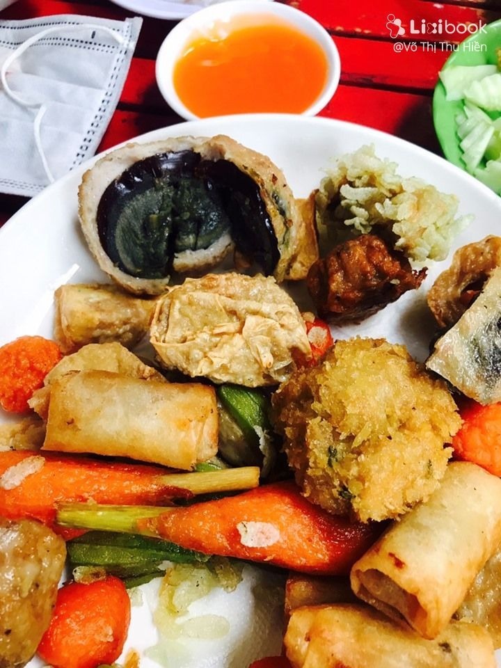  
Những món ăn hấp dẫn tại cá viên chiên Lương Hữu Khánh. (Ảnh: Riviu) 
