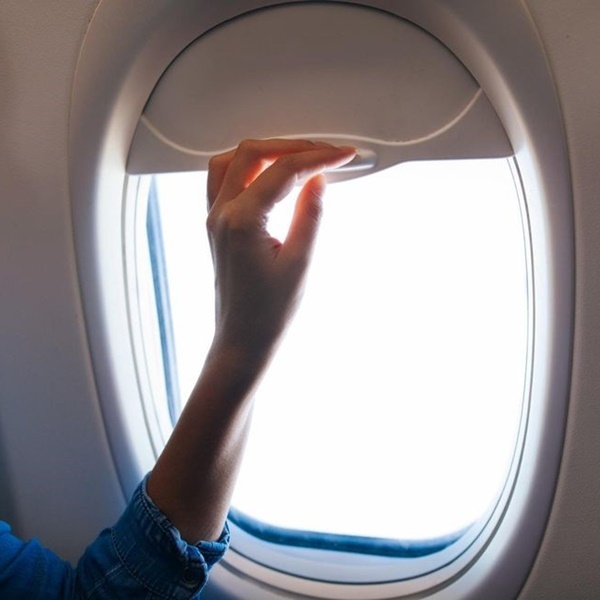  
Cửa sổ cần phải mở khi máy bay cất hoặc hạ cánh. (Ảnh: Dân Trí)