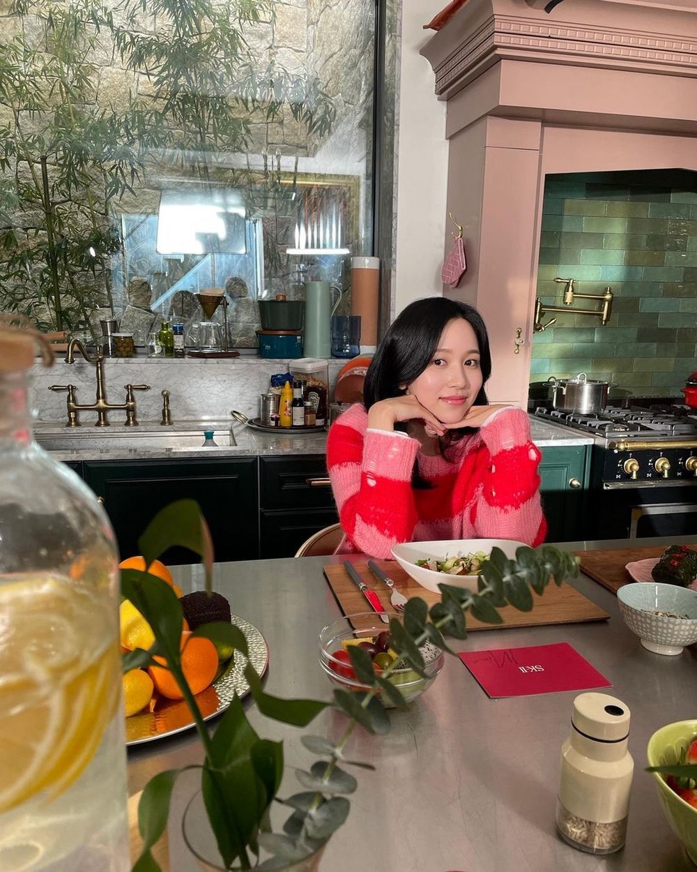 Nhan sắc nổi bật của Mina. (Ảnh: Fanpage Mina TWICE Vietnam)