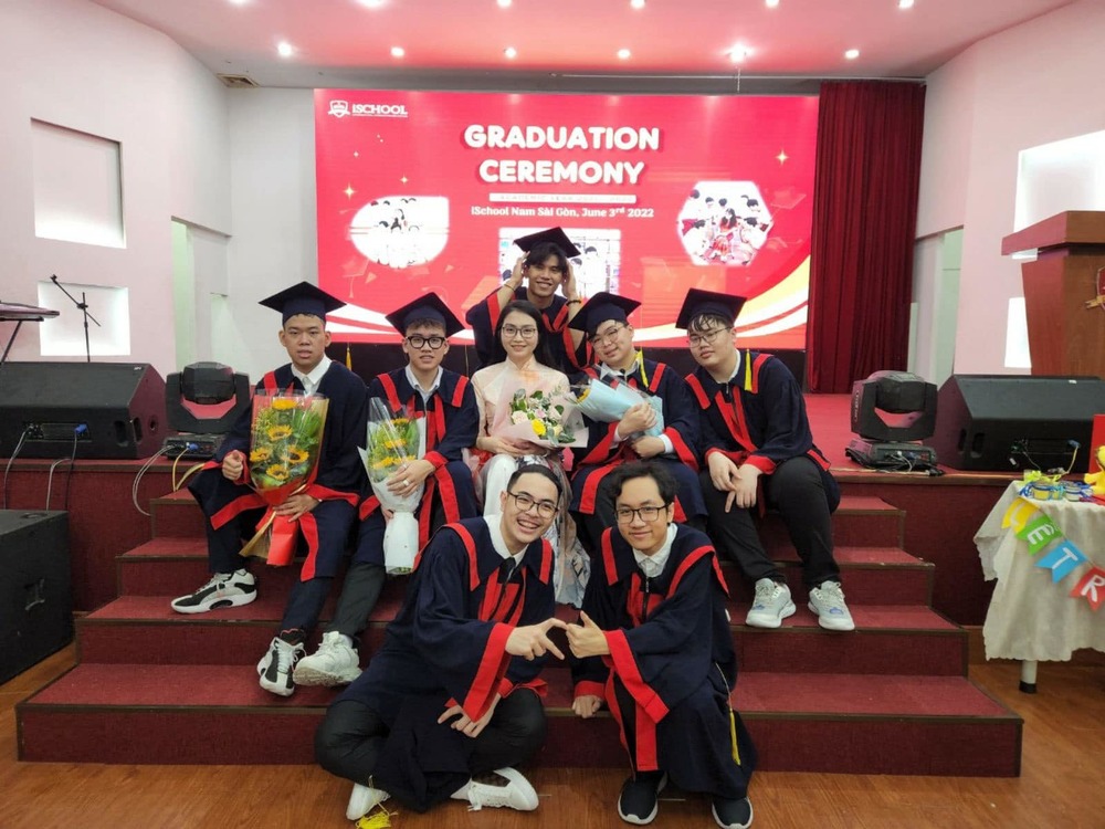  Anh chàng vui vẻ trong ngày ra trường. (Ảnh: FB Cát Phượng)