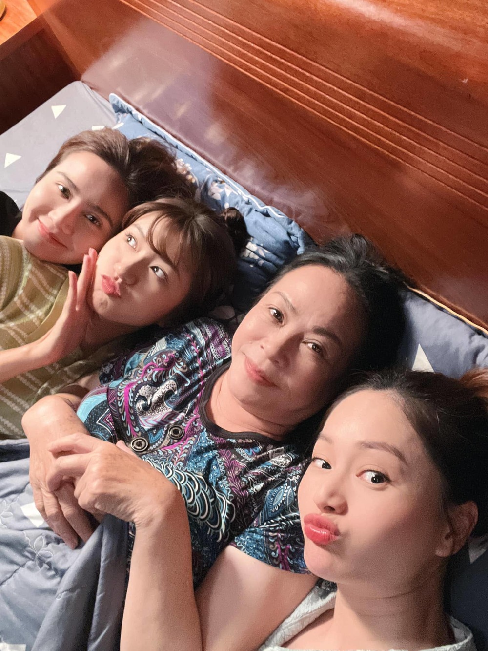 Các diễn viên Thương Ngày Nắng Về vẫn đang tập trung quay những tập cuối. (Ảnh: FB Lan Phuong Nguyen)