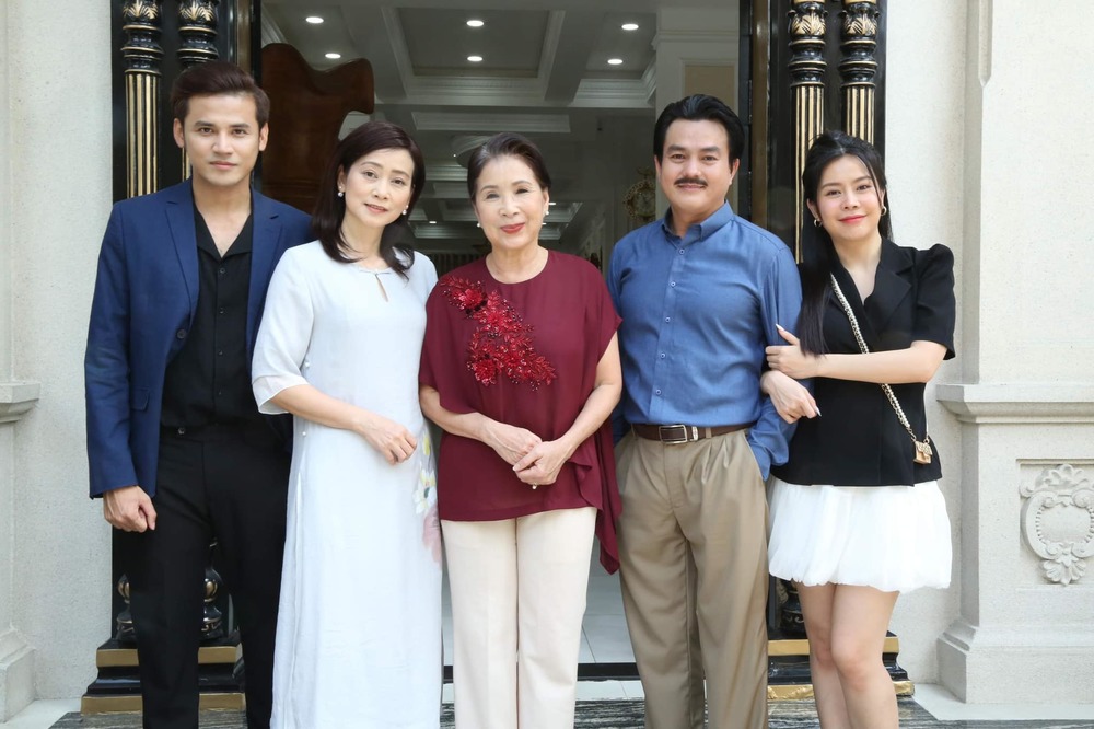  
Anh chụp ảnh cùng các đồng nghiệp trong phim mới. (Ảnh: FB Cao Minh Đạt)