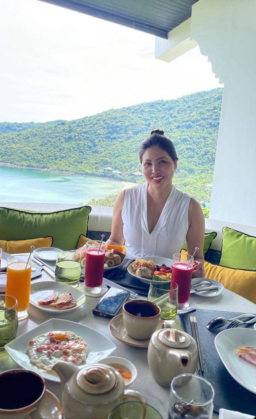  Mẹ Phạm Hương khiến dân tình ngưỡng mộ khi tự tin diện đồ bơi. (Ảnh: Instagram phamhuongbee) - Tin sao Viet - Tin tuc sao Viet - Scandal sao Viet - Tin tuc cua Sao - Tin cua Sao