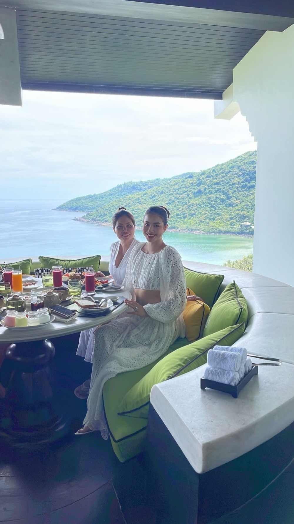  Làm mẹ, làm bà nhưng họ vẫn rất trẻ trung, nhuận sắc. (Ảnh: Instagram phamhuongbee, Facebook Hồ Ngọc Hà) - Tin sao Viet - Tin tuc sao Viet - Scandal sao Viet - Tin tuc cua Sao - Tin cua Sao