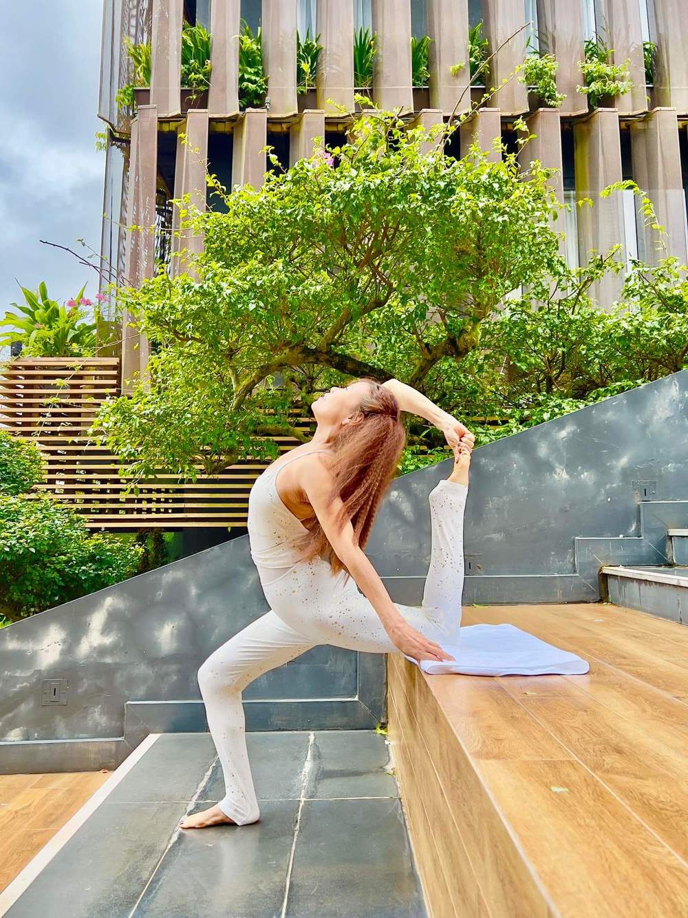  Tập luyện yoga nhiều năm giúp bà duy trì vóc dáng và tinh thần khoẻ mạnh. (Ảnh: Facebook Ngọc Hương) - Tin sao Viet - Tin tuc sao Viet - Scandal sao Viet - Tin tuc cua Sao - Tin cua Sao