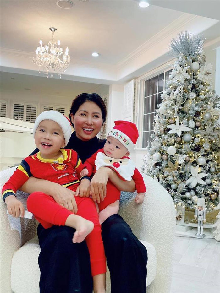  Mẹ Phạm Hương sành điệu dù làm bà của 5 nhóc tì. (Ảnh: Instagram phamhuongbee) - Tin sao Viet - Tin tuc sao Viet - Scandal sao Viet - Tin tuc cua Sao - Tin cua Sao