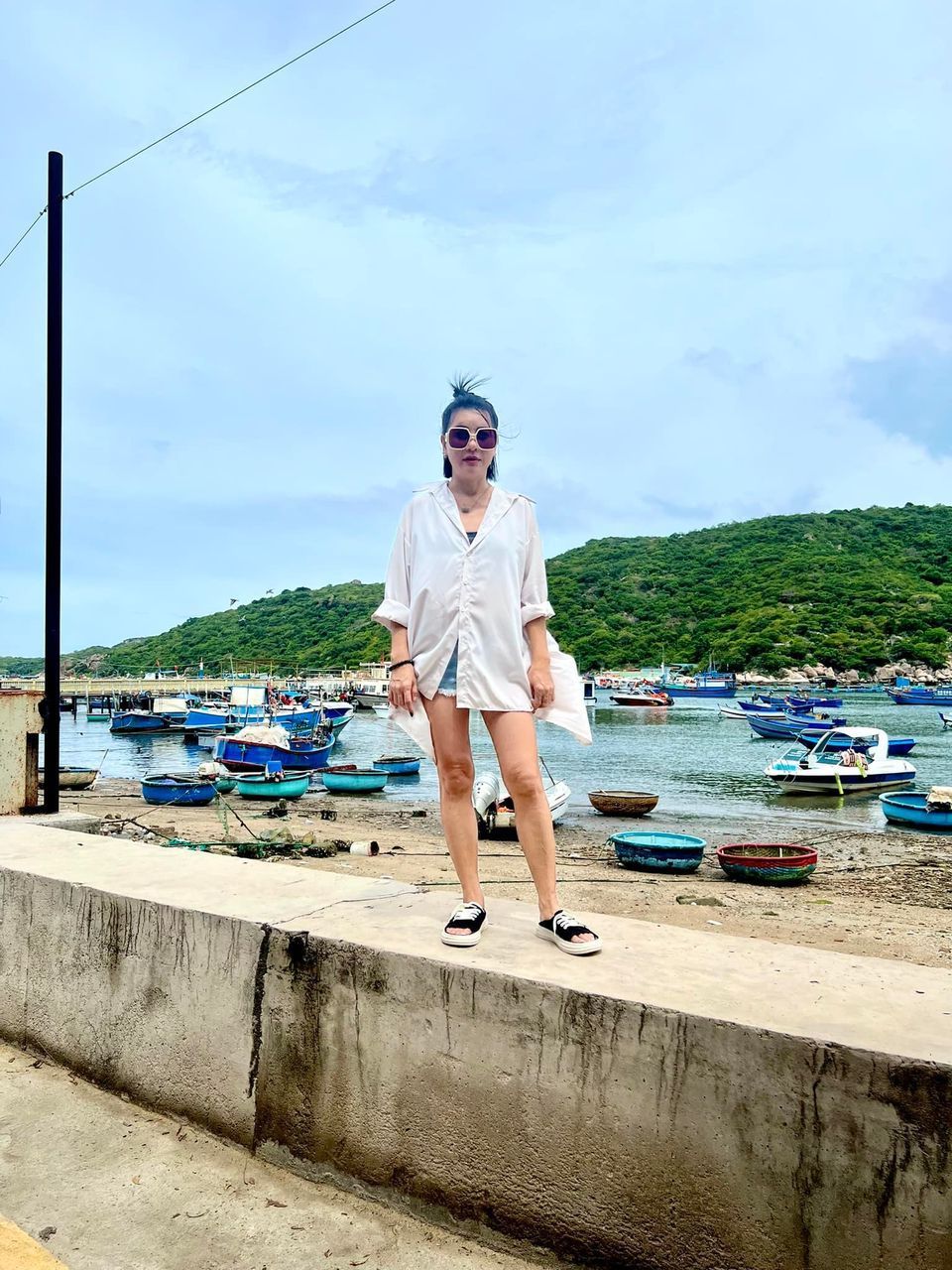  
Cát Phượng rạng rỡ tận hưởng chuyến du lịch mới đây. (Ảnh: FB Đỗ Cát Phượng)