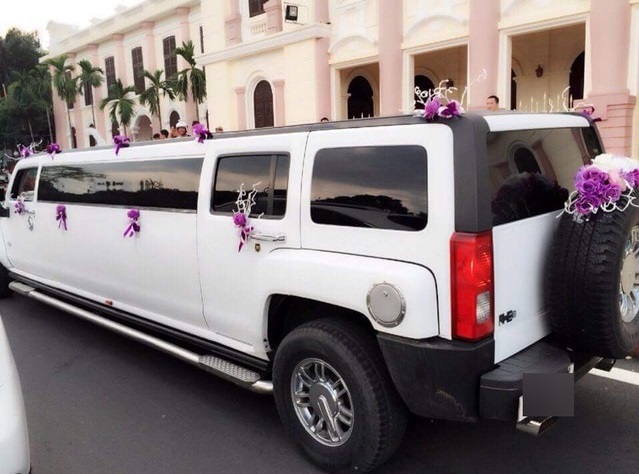  
Xe rước dâu Limousine Hummer. (Ảnh: Trí Thức Trẻ)