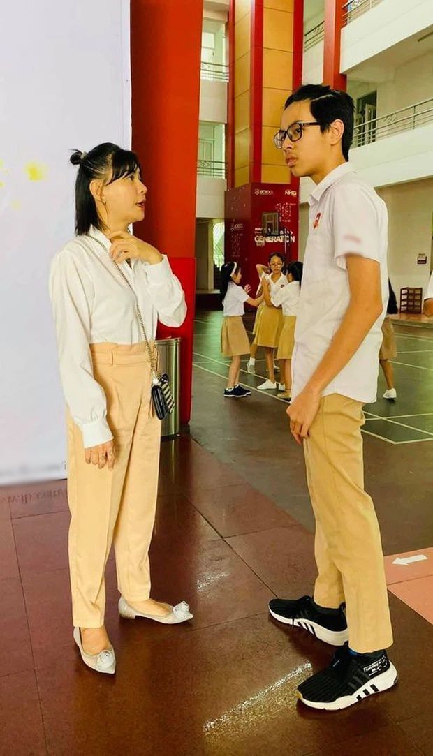 Bận rộn đến đâu Cát Phượng vẫn dành thời gian quan tâm đến việc học của con. (Ảnh: Facebook Đỗ Cát Phượng) - Tin sao Viet - Tin tuc sao Viet - Scandal sao Viet - Tin tuc cua Sao - Tin cua Sao