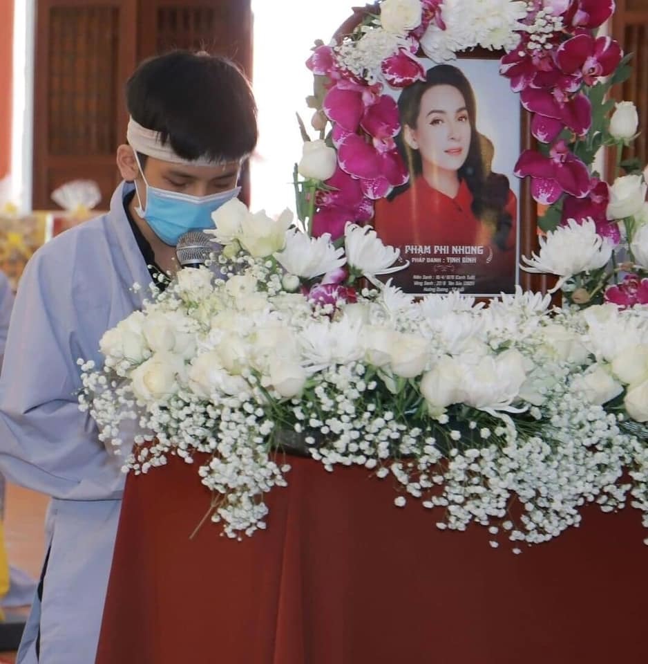 Con trai trưởng" của Phi Nhung: Cố gắng thay thế mẹ, chăm các em nuôi