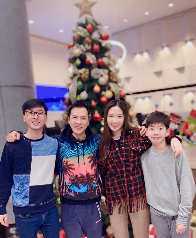 
Chân Văn Trác chụp ảnh chung với bố và gia đình riêng của bố. (Ảnh: Baidu)