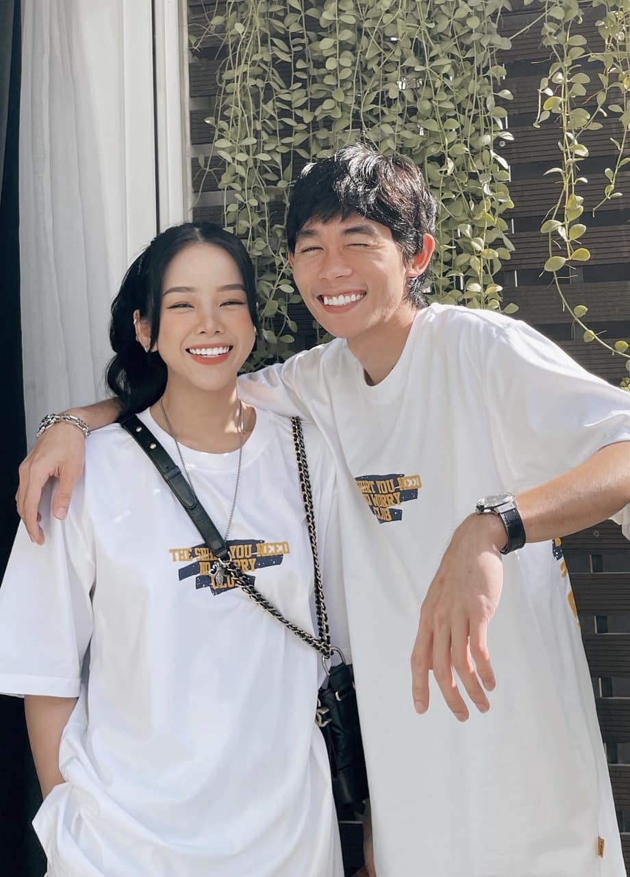  
DJ Mie và Hồng Thanh mặc đồ đôi đi du lịch. (Ảnh: dulich.petrotimes)