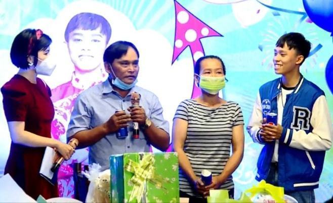  Ba mẹ Hồ Văn Cường xuất hiện trong tiệc sinh nhật của con trai do FC tổ chức. (Ảnh: FC Hồ Văn Cường) - Tin sao Viet - Tin tuc sao Viet - Scandal sao Viet - Tin tuc cua Sao - Tin cua Sao