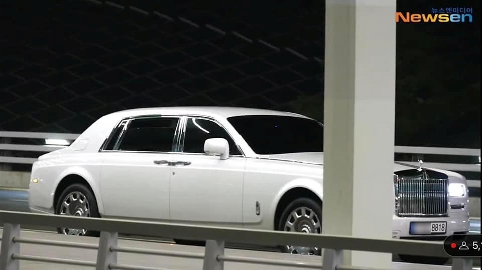  
Chiếc xe Rolls Royce màu trắng có biển số sinh nhật của G-Dragon 18/8/1988. (Ảnh: Newsen)