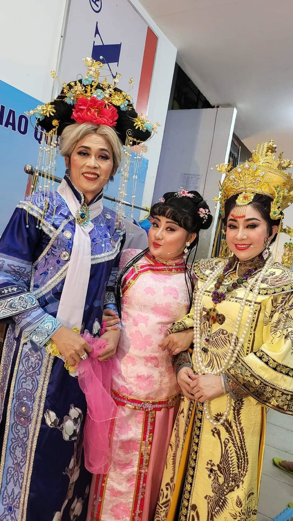  
Hoài Linh giả gái trong vai diễn trở lại gần đây. (Ảnh: FB Song Minh) - Tin sao Viet - Tin tuc sao Viet - Scandal sao Viet - Tin tuc cua Sao - Tin cua Sao