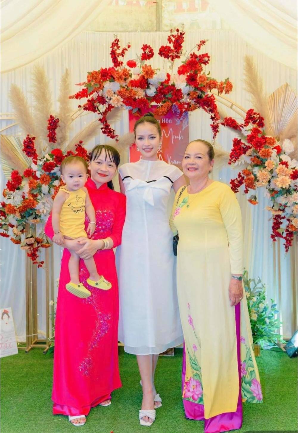  
Ngọc Châu xuất hiện rạng rỡ bên cạnh mẹ ruột và chị gái khi đi đám cưới. (Ảnh: FB N.K.N) - Tin sao Viet - Tin tuc sao Viet - Scandal sao Viet - Tin tuc cua Sao - Tin cua Sao