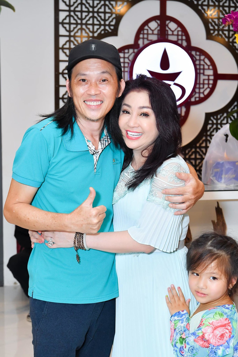 Hoài Linh vui vẻ đi tiệc với dàn nghệ sĩ sau 1 năm ồn ào tiền từ thiện