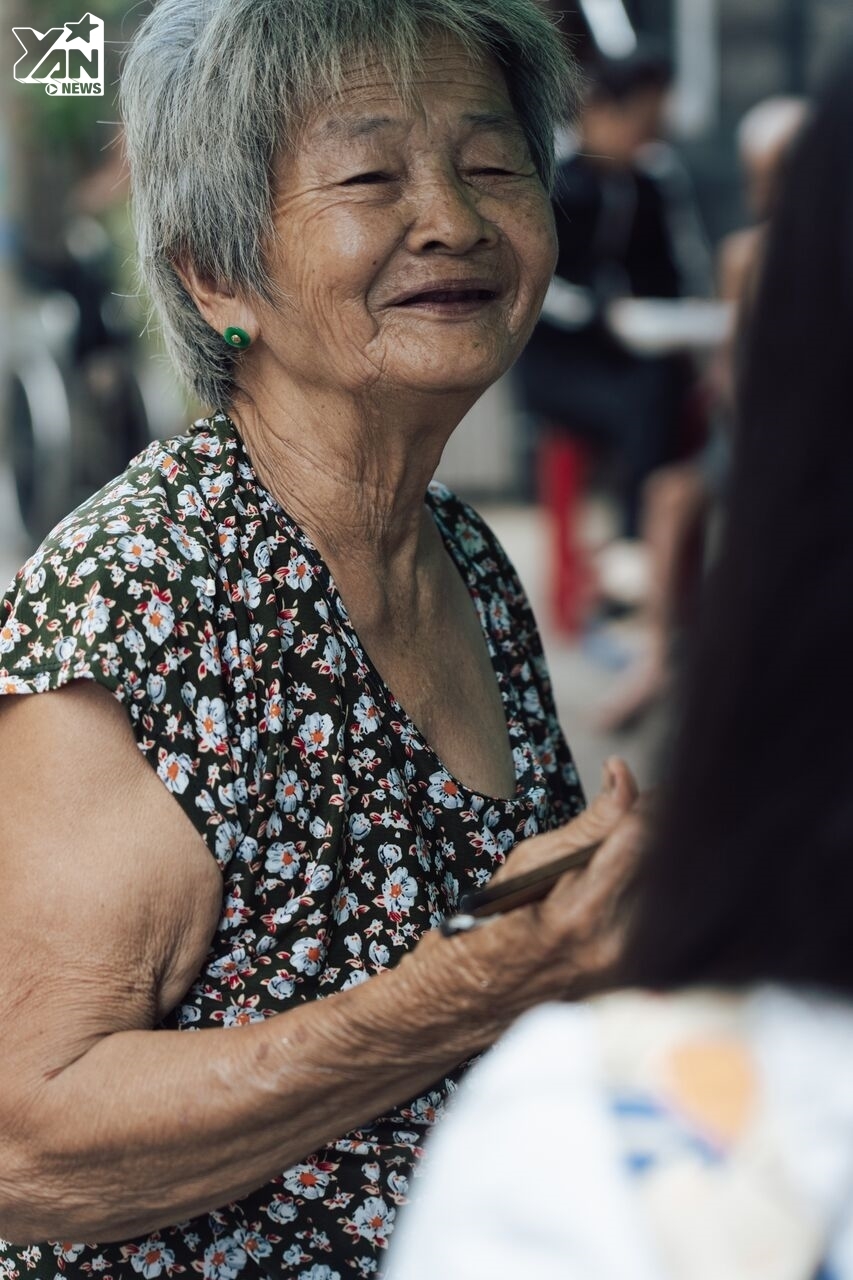  
Ở tuổi ngoài 80, bà Xóm vẫn buôn bán để nuôi chồng.