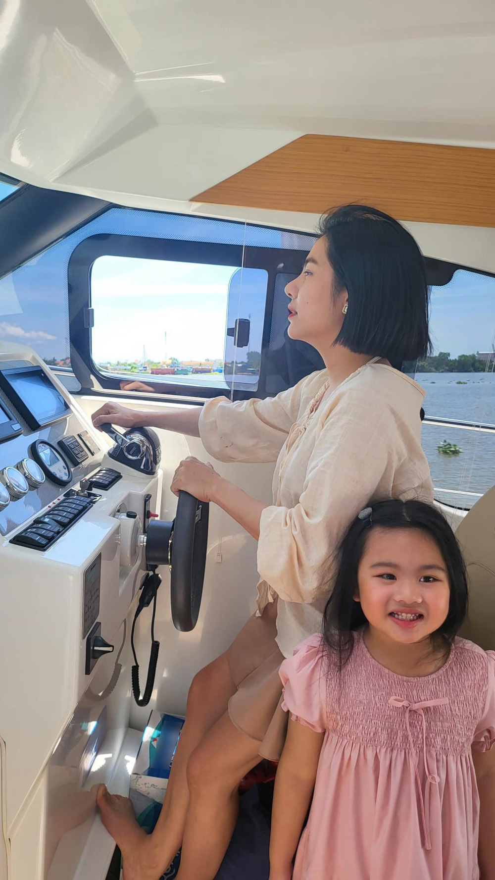  Nữ diễn viên từng tự lái du thuyền đưa ông xã và con gái về khu nghỉ dưỡng của mình. (Ảnh: FB Vân Trang) - Tin sao Viet - Tin tuc sao Viet - Scandal sao Viet - Tin tuc cua Sao - Tin cua Sao