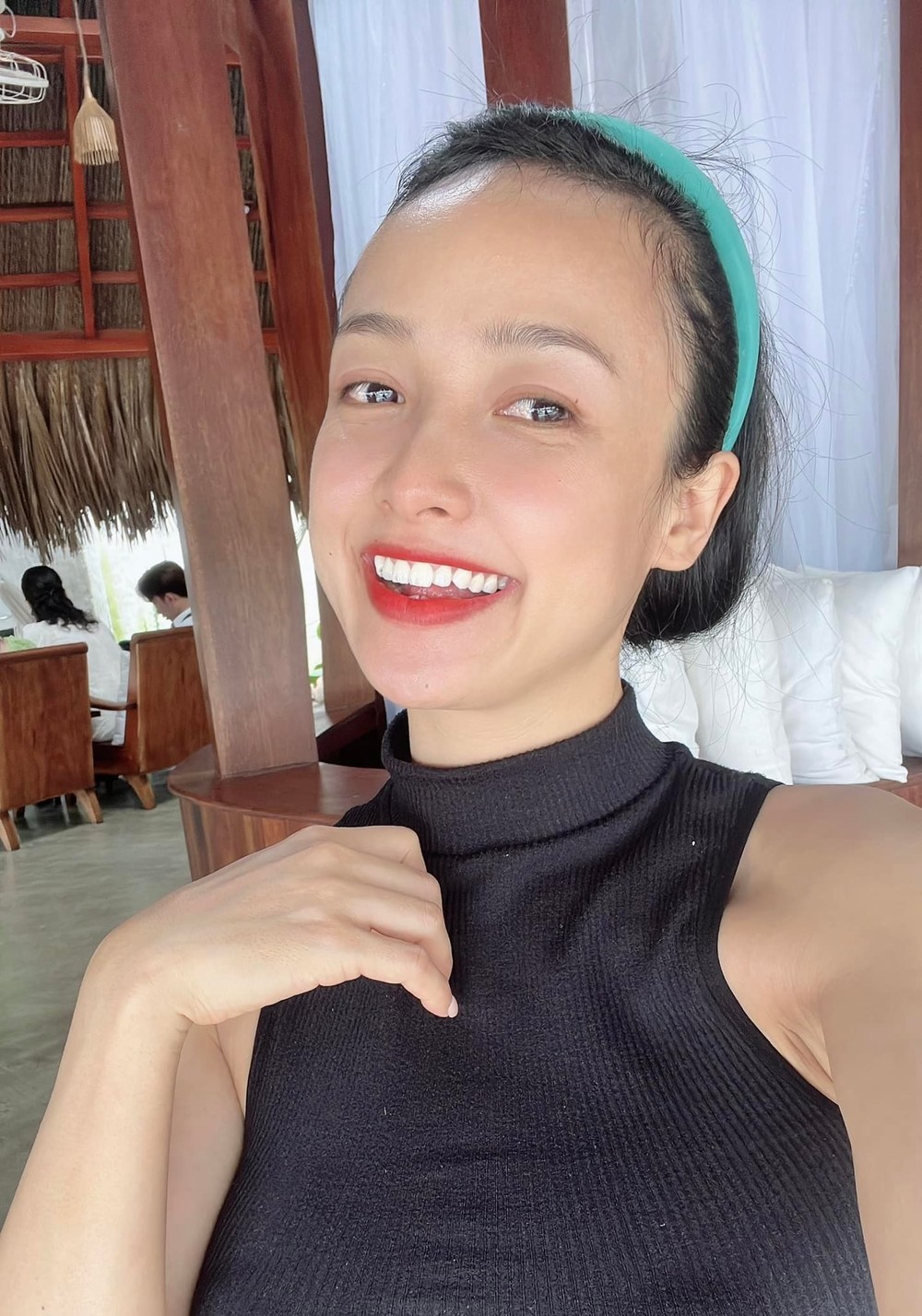  Nữ diễn viên khoe nhan sắc rạng rỡ và vui vẻ check-in tại quê nhà Vân Trang. (Ảnh: FB Lê Thị Bê La) - Tin sao Viet - Tin tuc sao Viet - Scandal sao Viet - Tin tuc cua Sao - Tin cua Sao