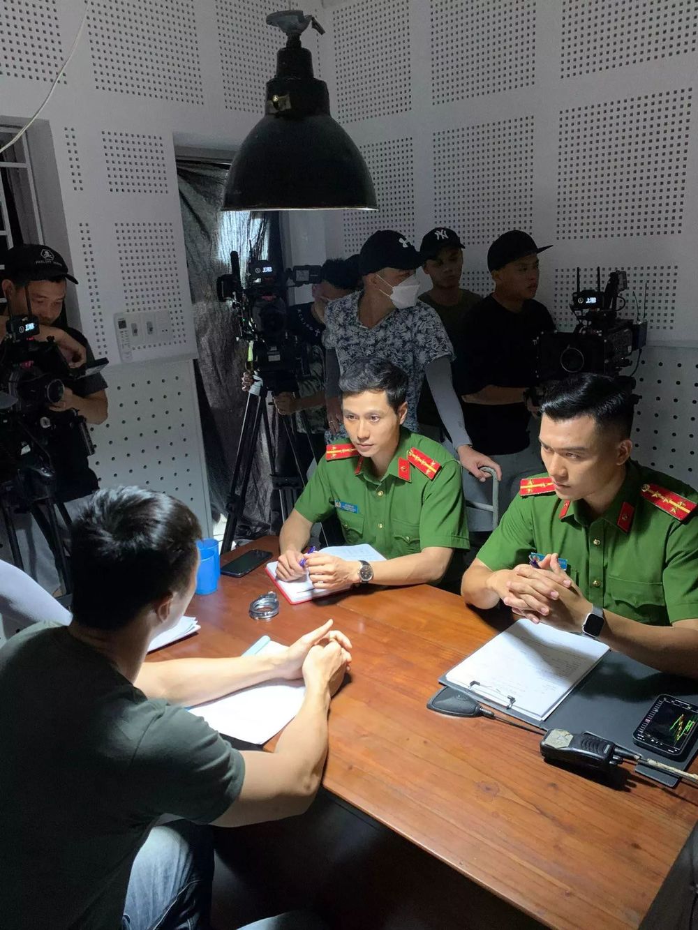 Ông bố 1 con rất nghiêm túc khi vào vai. (Ảnh: FB Xuan Phuc Nguyen)