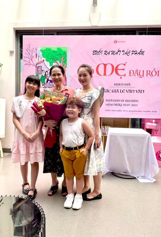 Riêng Khánh vẫn chỉ chụp cùng các diễn viên khác thay vì cho thấy tín hiệu quay về với chồng cũ hay đến với bác sĩ Minh. (Ảnh: FB Lan Hương Bông)