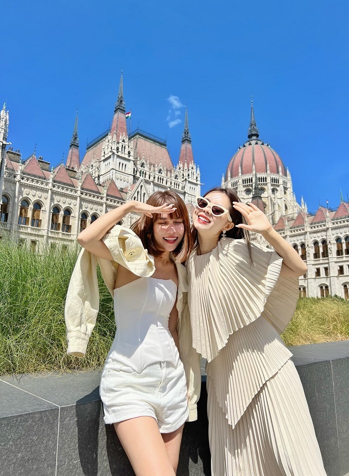 Đất nước Hungary khiến hai cô nàng ấn tượng bởi đồ ăn cũng như các sản phẩm đều rất rẻ và chất lượng. (Ảnh: FB Chu Phương Linh)