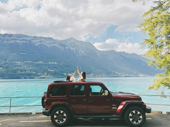  
Phong cảnh ở Thụy Sỹ khiến cặp bạn thân mê mẩn. (Ảnh: FB Chu Phương Linh)