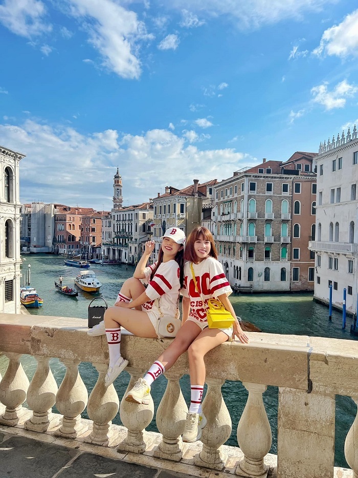 
Cả hai cùng mặc đồ đôi check-in tại đất nước Ý xinh đẹp. (Ảnh: FB Chu Phương Linh)