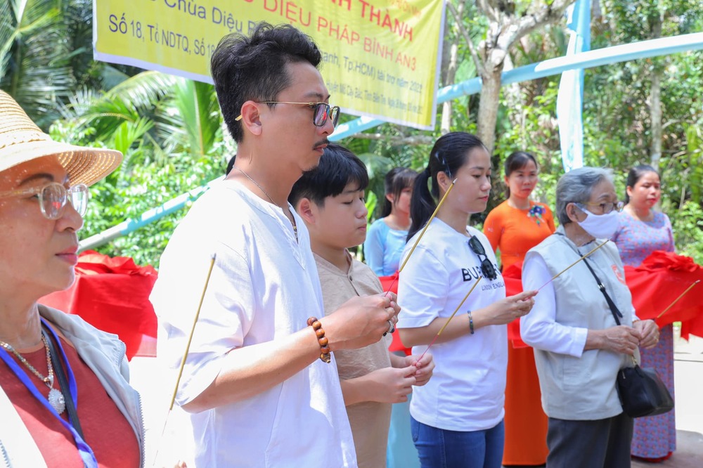  Vợ chồng Lâm Vỹ Dạ luôn đồng hành cùng nhau trong các hoạt động. - Tin sao Viet - Tin tuc sao Viet - Scandal sao Viet - Tin tuc cua Sao - Tin cua Sao