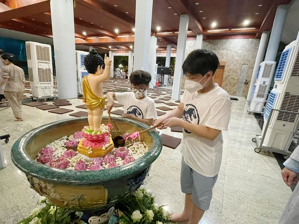  Cả hai cậu con trai cùng được ba mẹ đưa đến chùa. - Tin sao Viet - Tin tuc sao Viet - Scandal sao Viet - Tin tuc cua Sao - Tin cua Sao